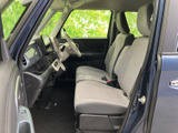運転席と助手席の間にゆとりがあり、前方を見渡しやすい明るい室内です。シートは落ち着いた色合いで、足元もすっきりとしており、毎日の移動を気持ちよく過ごせる空間です。