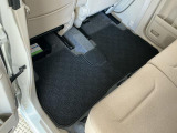 しっかりと汚れ、砂ぼこりを落とし足元まで清潔な車内空間を作り上げております♪