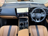 運転席から見渡しやすい配置で、画面やメーター類を確認しやすい室内。明るい色合いのシートと落ち着いたダッシュボードが調和し、快適な運転を支えます。