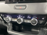 【オートエアコン】一度お好みの温度に設定すれば、車内の温度を検知し風量や温度を自動で調整。暑い&hellip;寒い&hellip;と何度もスイッチ操作をする必要はありません。快適な車内空間には必須の機能ですね♪