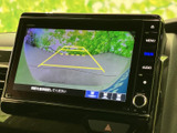 後方の映像にガイド線が表示され、駐車時に車両と周囲との距離感を確認する目安になります。画面で後方の状況を確かめながら操作でき、駐車をサポートします。