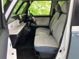運転席と助手席が並ぶ前席は、明るいシートカラーで室内も軽やかな印象です。前方の視界を確保しやすく、座面の広さも感じられます。乗り降りのしやすさや座り心地は、ぜひ実車でお試しください。