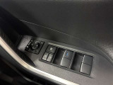 格納式リモコンドアミラーと、パワーウィンドウマスタースイッチです。車内の換気も運転席から簡単に行えます。