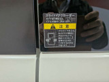 スライドドアクローザー搭載です。半ドアまで閉めると自動的にドアが閉まります。