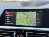 【純正ナビゲーション】BMWのナビゲーションは操作性も良く、詳細な地図情報と交通状況を見やすく表示し、快適なドライビングをサポートしながら目的地までナビゲートします