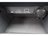インパネの下方スペースにUSB電源&times;2装備、ナビとの接続USBジャックにもなっています、AUX音声入力もできます