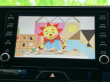 テレビ映像を画面に表示でき、停車中の休憩時間などに番組を楽しめます。見やすい大きさの画面で、車内で過ごすひとときに映像を取り入れたい方にも便利な装備です。