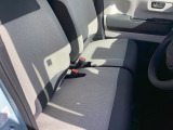 フロントシートです!!ベンチシートなので座席の移動もスムーズに出来ます!!足元も広く運転も楽ですよ!!