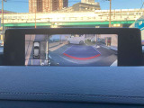 車両の前後左右にある4つのカメラを合成することで、まるでご自身のクルマを空から見ているような俯瞰での映像を映し出してくれます。バック時ももちろんのこと、前進時に視界の悪い交差点でも役に立ちますね。