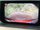 後方の様子を画面で確認でき、駐車時や後退時の周囲確認をサポートします。ガイドラインも表示されるため、車両の向きや後方の距離感を確かめながら操作できます。