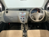 【インパネ】運転のしやすさを最優先に設計された見晴らしの良いフロントビュー。車両間隔が掴みやすく狭い道でも安心♪「安全」と「品質」を最優先に、安心してお乗りいただけるクルマを提供いたします。