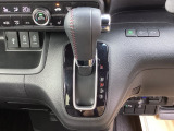 【eコンスイッチ】低燃費運転をサポートするECONモード。スイッチをONすると、エンジンやトランスミッション、A/Cなどを協調制御し、燃費の向上に貢献。エコドライブの効果を高めます。