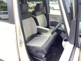 【ベンチシート】運転席と助手席の移動もスムーズ!狭い駐車場での乗り降りや、お子様の乗り降りにも便利です。座席の間にコンソールボックスやドリンクホルダーがないため、車内空間が広く感じます。