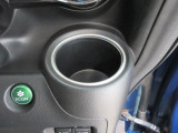 運転席右側のドリンクホルダーです。