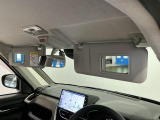 【サンバイザー】車内で身だしなみを整えるためのバニティミラーがセット。お化粧直しや髪型のチェックに活用できます。