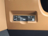 路上に設置されたインフラ設備との双方向通信を行うETC2.0ユニットを搭載!高速道路の進行先の渋滞情報や、停止車両などを画面表示や音声で提供します。