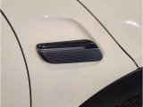 その車の印象を植え付けるのはボディカラーだけではないんです。ルーフとミラーキャップがおしゃれなMINIを形成するポイントにもなりますよ!