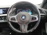 BMWのステアリングのリムは、一般的なものより少し太めにデザインされています。 これはタイヤやステアリングシャフトなどを介して伝わる路面からの入力を、しっかりと把握するためです。