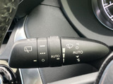 前後のワイパーに関する表示やAUTOの表記があり、機能を目で確認しやすいレバーです。雨天時など天候が変わる場面でも、表示を見ながら必要な操作を選びやすくなっています。