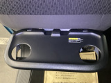 前席背面には格納式のテーブルも装備。食事やスマホ・タブレットでの動画視聴など様々な用途で活躍します。サイドにはちょっとした荷物がかけれて便利なコンビニフック付きです。