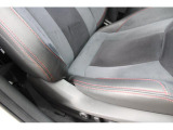 乗り降りする機会が多く痛みの出やすい運転席シート右サイド部のアップの写真、ご検討の際の参考にしてください