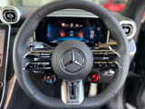 AMGドライブコントロールスイッチをステアリングに配置。走行関連の機能へ手元からアクセスできます。