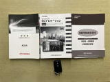 メンテナンスノートおよび備え付けのカギの画像になります。これまでの点検・整備履歴が確認できるメンテナンスノートが揃っており、車両の管理状況が分かりやすくなっています。