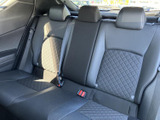 後席には左右それぞれの座面とヘッドレストがあり、中央席も含めて乗車できるつくりです。シートベルトや座面の配置が確認しやすく、ご家族や友人との移動にも使いやすい室内空間となっています。