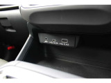 インパネ下方にナビ通信・充電用USB&times;2(TypeA、TypeC)とAUX入力端子を装備、夜間でもわかりやすいようにポート部は白色の照明を採用、スマホなどを置けるスペースもあり使いやすい位置です