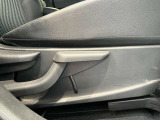 運転席はご自身の適切な運転ポジションへ移動可能なラチェットが付いております。
