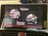 画面に車両のイメージが表示され、ナビやオーディオの起動時も見やすい印象です。日々の移動をサポートする装備として、目的地案内や音楽再生に活用できます。