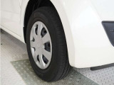 ◆純正ホイール装着車◆シンプルなデザインのホイールキャップ付きです。