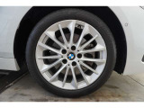 BMW純正アロイホイールを装備しております☆お問合せ(無料ダイヤル)0078-6002-613077迄お待ちしております。大阪府吹田市芳野町5-55 毎水曜、第二火曜日定休 営業時間10:00〜18:00