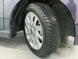 【溝】路面の水や雪を排出し、タイヤと路面の密着性を高めるための重要役割を担っています。この排水機能により、濡れた路面でのハイドロプレーニング現象を防ぎ、安全な走行を可能にします。