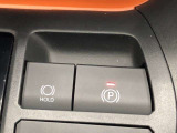 HOLD機能付きの電動パーキングブレーキ。HOLD機能を使用すると、信号待ちなどでフットブレーキから足を放しても、車は動かずそのまま停車してくれます。ドライブなど足が疲れた時には便利な機能です。