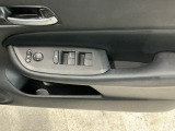 運転席のスイッチで全てのウィンドウの開閉操作を行うことができます。ロックボタンをONにしておくと、運転席以外のウィンドウは作動しないのでお子様を乗せているときなども安心ですね♪
