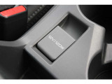 センタートンネルのシフトの後方には「アクセサリー電源ソケット(12V)」もあります