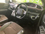 運転席まわりはメーターやナビ画面が見渡しやすく、前方の視界も広く確保されています。座席には落ち着いた色合いを採用し、日々の運転時も自然に過ごせる室内空間です。