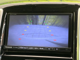 【バックカメラ】駐車時に後方がリアルタイム映像で確認できます。大型商業施設や立体駐車場での駐車時や、夜間のバック時に大活躍!運転スキルに関わらず、今や必須となった装備のひとつです!