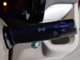 便利なオートライトコントロール機能付。暗くなるとヘッドライトを自動でつけてくれます。トンネルの多い郊外の道や、高速道路のトンネルを走行する時などは大変便利です。