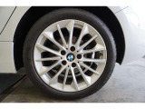 BMW純正アロイホイールを装備しております☆お問合せ(無料ダイヤル)0078-6002-613077迄お待ちしております。大阪府吹田市芳野町5-55 毎水曜、第二火曜日定休 営業時間10:00〜18:00
