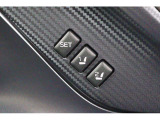 運転席のシートポジションを2か所記憶させることができます。ボタンを押すと記憶させていたポジション時電動で動いてくれます。