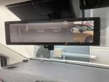 インテリジェントルームミラーが付いております。バックドアについてますカメラと連動して、後方の映像がルームミラーに映ります。