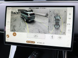 【3Dサラウンドカメラ】周囲の安全確認をアシストする機能です。3D車外ビュー、360&deg;オーバーヘッドビューを 利用して、狭いスペースでも安心、スムーズに運転操作ができます。