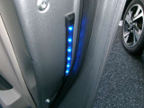 ドアの開閉に連動して点灯するセーフティイルミネーションです!運転席側からの乗降時に後方からくる車やバイクへの注意喚起に役立ちます!