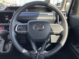 手元に複数のスイッチが配置され、運転姿勢を保ったまま必要な操作にアクセスしやすい構成です。表示や配置を確認しやすく、日常の運転をサポートします。