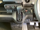 足元スッキリ、インパネシフトです。パーキングブレーキは電子制御パーキングブレーキタイプなので、運転席と助手席の間がスッキリしています。