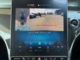 360&deg;カメラが車両周辺の確認をサポート。ワイドなボディを駐車する場面でも周囲を把握しやすくします。