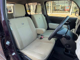 ヘタリもなく綺麗な状態です。シートリフトがついてますので、お好みのシートポジションで運転できます。