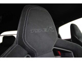 ヘッドレストには「TYPE R」のロゴが刻まれています!
